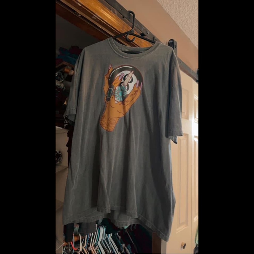 Graphic Short Sleeve Tee in Gray